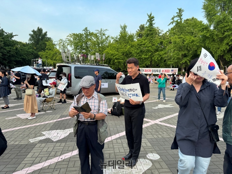 ▲ 전한길 윈웨이뉴스 대표가 15일 오후 서울 송파구 올림픽공원 핸드볼경기장 시위 현장을 방문하고 있다. ⓒ임찬웅 기자