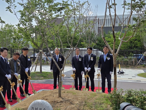 ▲ 한국전력거래소 중부본부 개소식에 참석한 이복원 충북도 경제부지사 등이 기념식수를 하고 있다.ⓒ충북도 제공