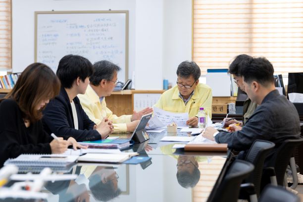 ▲ 재선에 성공한 남한권 울릉군수의 군정을 뒷받침할‘민선9기 군정혁신 정책공약지원단’을 출범했다.ⓒ울릉군제공