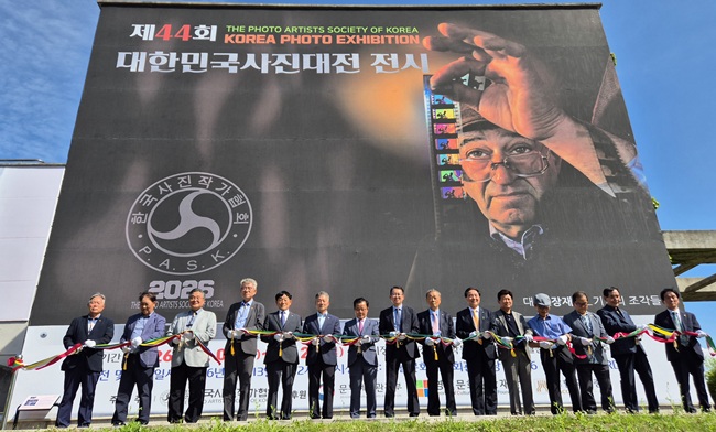 ▲ 시상식 이후 참석자들은 동강사진박물관으로 이동해 전시 개막을 기념하는 테이프 커팅식을 갖고 수상작 전시를 관람했다. ⓒ영월군