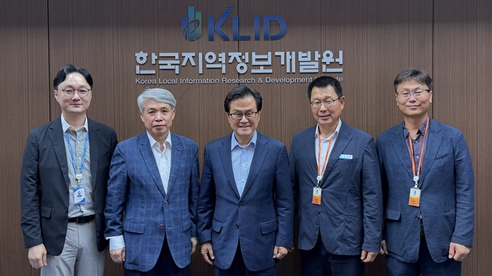 ▲ 엄승용 보령시장 당선인이 지난 15일 한국지역정보개발원을 방문해 관계자들과 기념촬영을 하고 있다.ⓒ보령시