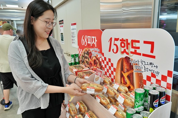"1500원 핫도그 출시 5개월만에 100만개 팔렸다" … 고물가에 대형마트 델리 인기