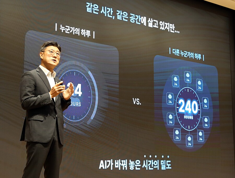 ▲ 정재헌 SKT CEO가 지난 11일 경기 이천시 SKMS 연구소에서 열린 '2026 뉴 이천포럼'에서 키노트 스피치를 진행하는 모습. ⓒSKT