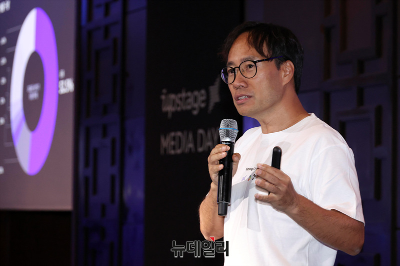▲ 김성훈 업스테이지 대표이사가 16일 서울 여의도 콘래드 호텔에서 ‘미디어 데이’를 열고, ‘업스테이지 컴퍼니’의 출범을 선언하고 있다.ⓒ서성진 기자