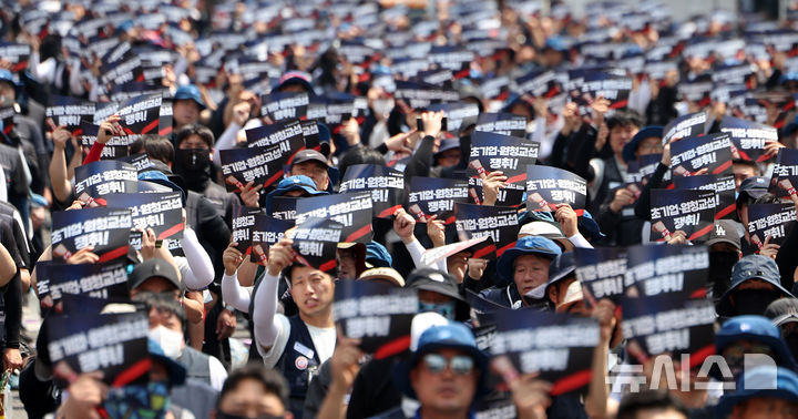 ▲ 전국금속노동조합이 지난 10일 서울 종로구 세종대로 사거리에서 금속노조 1만 간부 결의대회를 열고 모든 노동자의 고용보장, 초기업·원청교섭 쟁취를 촉구하고 있다.ⓒ뉴시스