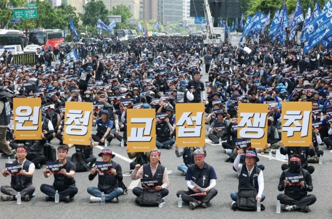 ▲ 서울 종로구 광화문광장 인근에서 열린 전국금속노동조합 1만 간부 결의대회에서 참가자들이 손팻말을 들고 있다. ⓒ연합뉴스