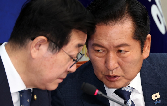 ▲ 더불어민주당 정청래 대표가 16일 국회에서 열린 중앙위원회의에서 민홍철 중앙위원회 의장과 대화를 나누고 있다. ⓒ뉴시스