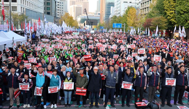 ▲ 윤석열 정권 퇴진 운동본부와 민주노총이 2024년 11월 9일 서울 세종대로에서 주최한 2024 전태일 열사 정신 계승 전국노동자대회·1차 퇴진 총궐기에서 참가자들이 '임을 위한 행진곡'을 부르는 장면. ⓒ뉴시스