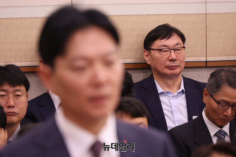 ▲ 이화영 전 경기도 평화부지사가 지난해 4월 14일 오전 국회 법제사법위원회에서 열린 법무부 등에 대한 국정감사에서 과거 자신의 대북 송금 사건을 수사했던 박상용 법무연수원 교수의 발언을 듣고 있다. ⓒ이종현 기자