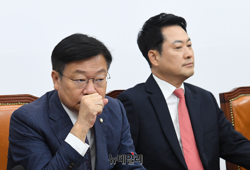 ▲ 정점식 국민의힘 원내대표와 장동혁 대표가 15일 국회에서 열린 최고위원회의에서 생각에 잠겨 있다. ⓒ이종현 기자