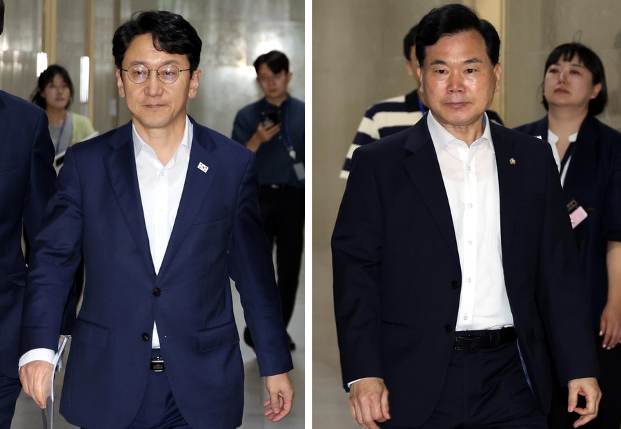▲ 천준호(왼쪽) 더불어민주당 원내운영수석부대표와 김승수 국민의힘 원내운영수석부대표 내정자가 지난 12일 국회 운영위원장실에서 열린 여야 원내운영수석부대표 회동에 참석하는 모습. ⓒ뉴시스