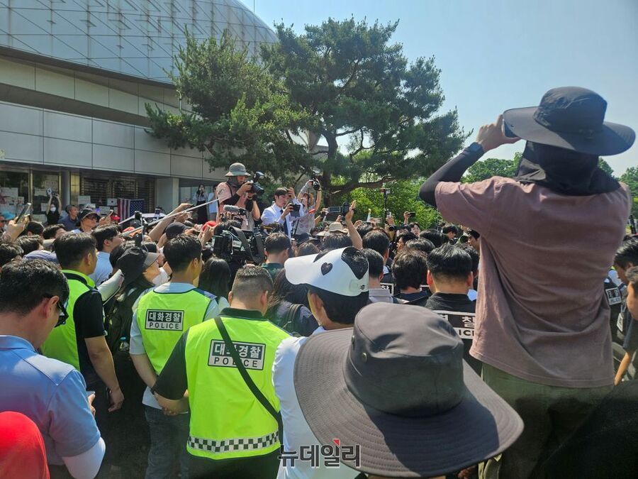 ▲ 16일 오전 서울 송파구 올림픽공원 핸드볼경기장 2-1 게이트 앞에서 시위대가 경찰 진입을 저지하고 있다. ⓒ배정현 기자