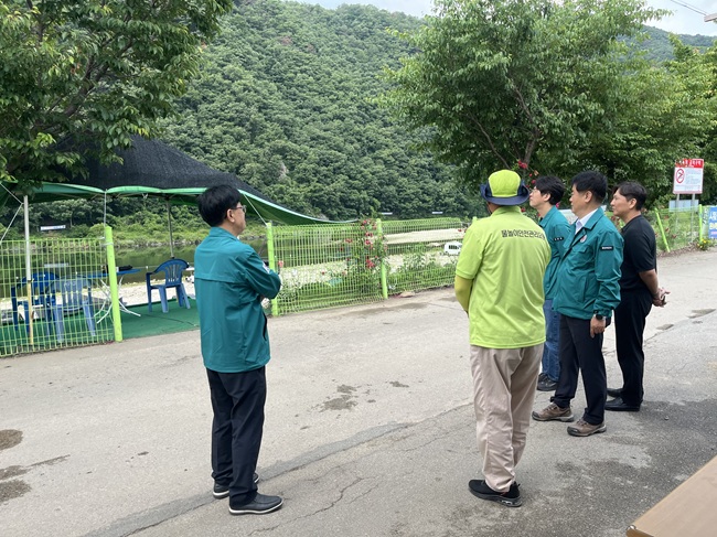 ▲ 박광용 부군수는 현장에서 물놀이 안전시설 설치 상태와 안전관리요원 운영 현황, 인명구조함 및 구명조끼 비치 상태, 위험표지판 설치 여부 등을 중점적으로 확인했다. ⓒ홍천군