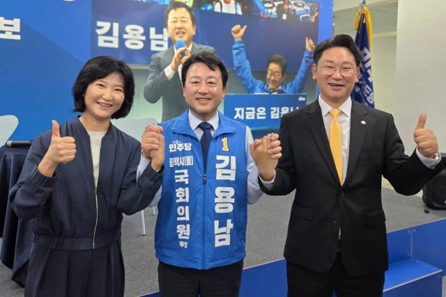 ▲ 경기 평택을 국회의원 재선거가 한창이던 지난달 15일 김용남 전 의원(가운데)의 선거캠프를 찾은 곽상언 의원(오른쪽)과 노무현 전 대통령의 딸 노정연 씨. ⓒ김용남 선거캠프