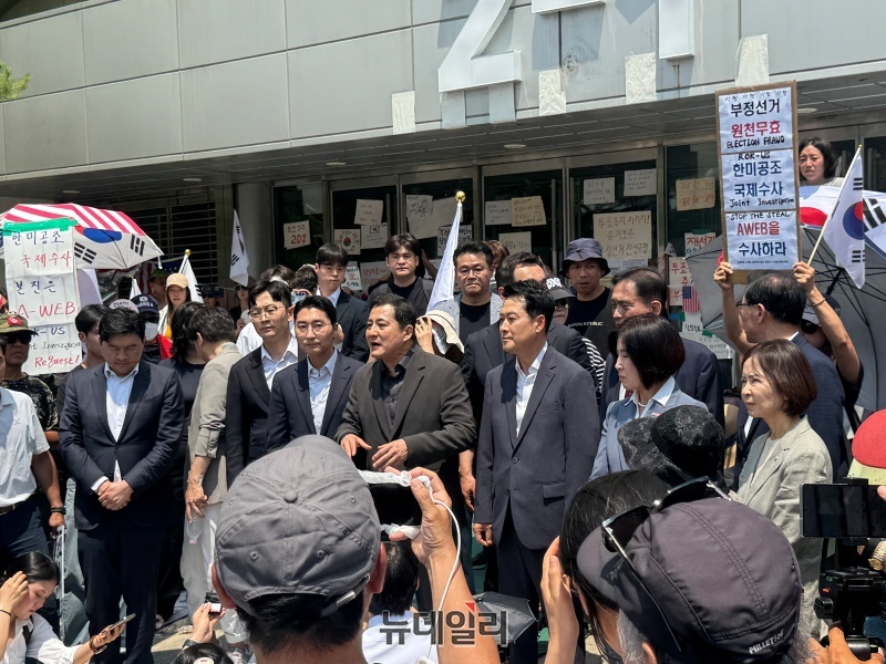 ▲ 장동혁 국민의힘 대표와 박대출 의원 등이 16일 오후 서울 송파구 올림픽공원 핸드볼경기장 2-1게이트 앞에서 시위 참가자들을 만나 입주 체육단체 물품 반출을 위한 협조를 요청하고 있다. ⓒ임찬웅 기자