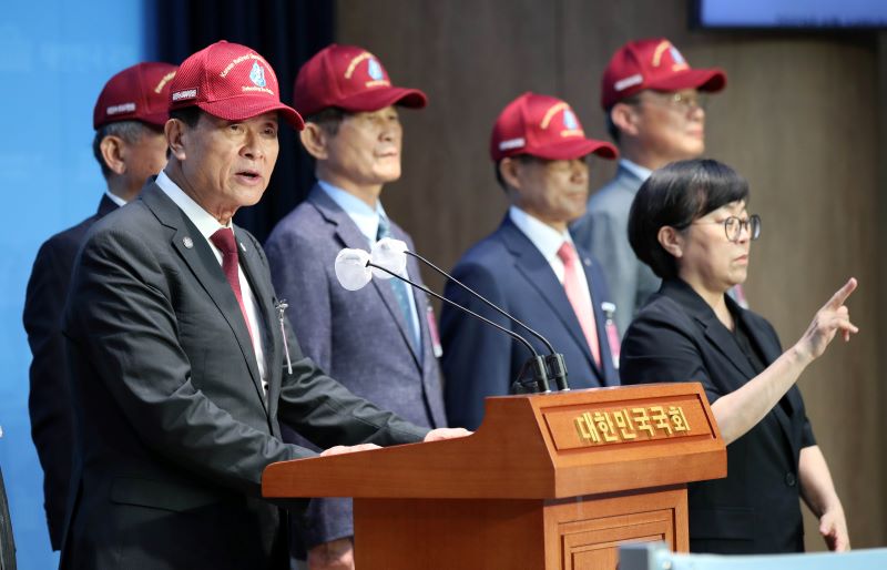 ▲ 대한민국수호예비역장성단(대수장) 임원단이 2023년 6월 14일 서울 여의도 국회 소통관에서 기자회견을 하는 모습. ⓒ뉴시스