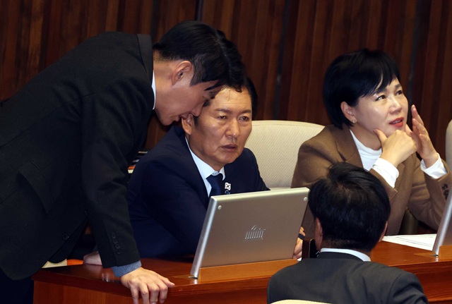 ▲ 정청래 더불어민주당 대표가 지난해 11월 27일 국회에서 열린 본회의에서 한민수 의원과 대화를 하는 모습. ⓒ뉴시스