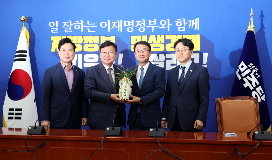 ▲ 한병도 더불어민주당 원내대표가 11일 국회에서 정점식 국민의힘 신임 원내대표와 기념 촬영을 하고 있다. 왼쪽부터 국민의힘 김승수 원내운영수석부대표, 정 원내대표, 더불어민주당 한 원내대표, 천준호 원내운영수석부대표. ⓒ뉴시스