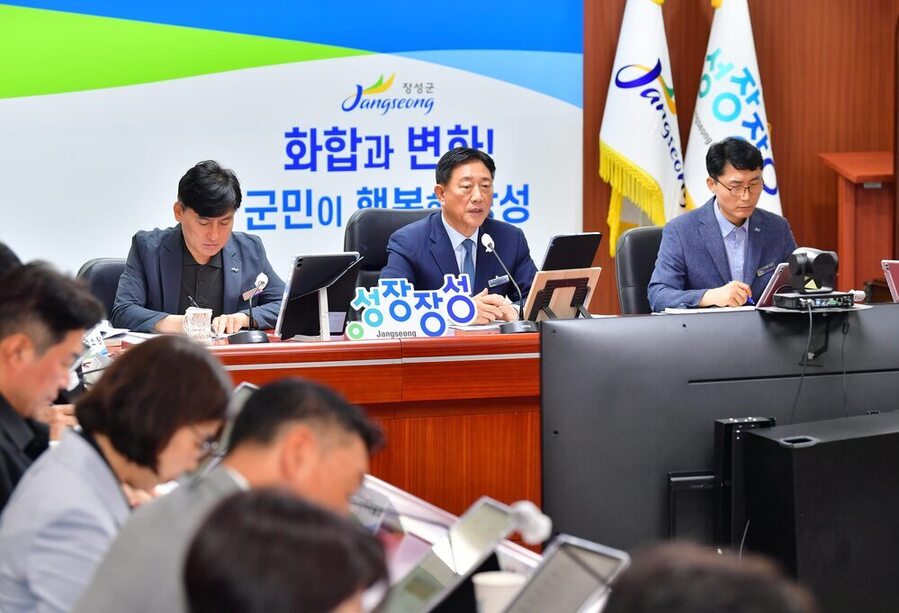 ▲ 김한종 장성군수는 16일 성장장성 정책회의를 주관하고 있다.ⓒ장성군 제공