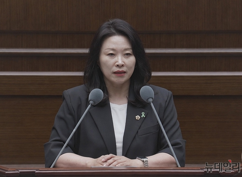 ▲ 박진희 충북도의원이 16일 제434회 충북도의회 임시회 제1차 본회의 5분 자유발언에서 오송참사 추모조형물 설치와 상설 추모공간 조성, 생명안전기본조례 제정 필요성을 언급하고 있다. ⓒ충북도의회 생중계