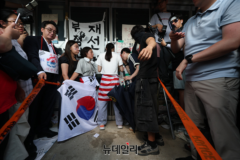 [포토] 진입 막는 시위 참가자, 대한체육회 진입 무산 
