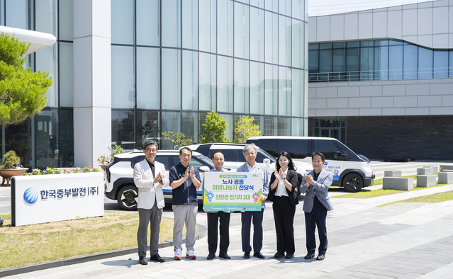 ▲ 한국중부발전 본사에서‘노사 공동 희망 나눔차 전달식’을 가졌다. (왼쪽부터 백민성 위캔두사회적협동조합 대표, 문덕주 한국중부발전노동조합 위원장, 이영조 한국중부발전 사장, 성우종 충남사회복지공동모금회 회장, 김영선 인천남동구중독관리 통합지원센터 팀장, 권오건 정심작업장 원장) (사진=중부발전) ⓒ전성무 기자