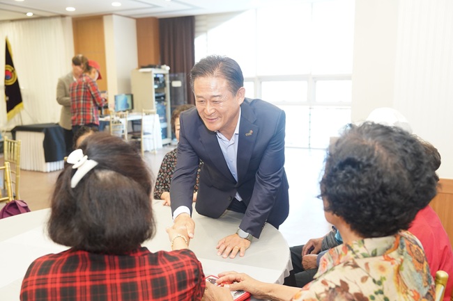 ▲ 행사는 노인일자리 사회활동 지원사업에 참여하는 어르신들의 활기찬 사회참여를 돕고, 반복되는 일상에서 벗어나 몸과 마음을 재충전할 수 있는 시간을 제공하기 위해 마련됐다. ⓒ홍천군