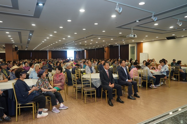 ▲ 이날 문화활동에는 화촌면, 두촌면, 남면, 북방면 역량활용 노인일자리 참여자 336명이 함께했다. 행사는 대한노인회 홍천군지회가 주최·주관했으며, 문화활동과 함께 안전 및 소양교육도 진행됐다. ⓒ홍천군