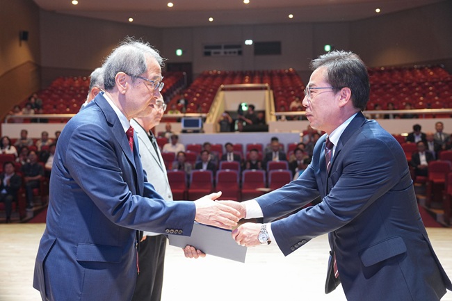 ▲ 강삼영 강원특별자치도교육감 당선인이 16일 인수위원회가 입주한 춘천교육문화관 1층 공연장에서 인수위 자문위원에게 위촉장을 수여했다. 자문위원단은 김기석 강원대학교 명예교수를 위원장으로, 주국영 강원입시포럼 대표와 박정원 상지대 명예교수(전 전국교수노동조합 위원장)를 부위원장으로 위촉했다. ⓒ강삼영 강원특별자치도교육감 인수위원회
