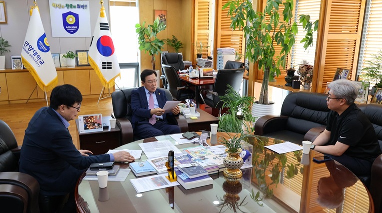▲ 지난 8일 장광수 총장과 이승훈 산학협력단장, 이순홍 안양대 표준시험인증얼라이언스 연구소장이 총장실에 모여 표준시험인증얼라이언스 연구소 발전방안 등을 논의하고 있다.ⓒ안양대