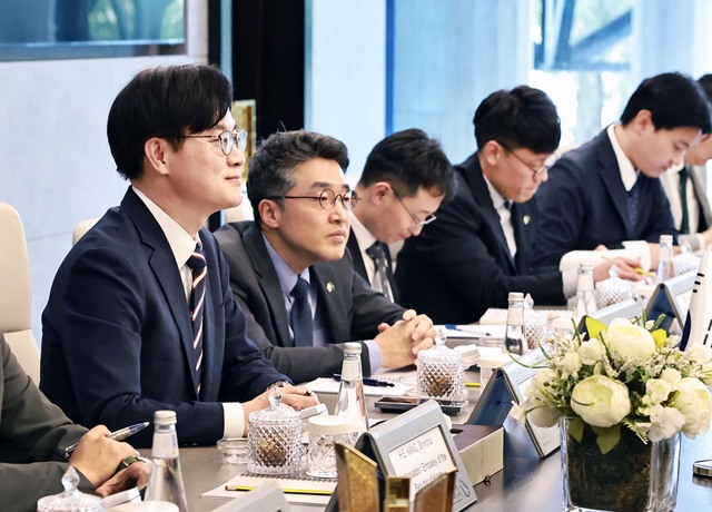 ▲ 김정관 산업통상부 장관이 14일(현지 시간) 사우디아라비아에서 반다르 알코라예프 사우디아라비아 산업광물자원부 장관과 면담하고 있다. (사진=산업통상부 제공) ⓒ뉴시스