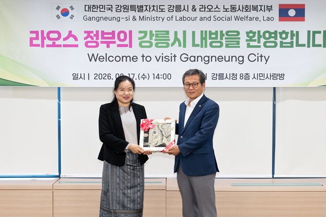 ▲ 계절근로자 선발 및 송출 과정, 입국 후 적응 지원, 근로환경 개선 방안 등 실질적인 협력 사항에 대해 심도 있는 의견을 교환하고 향후 지역 간 교류 확대 방안도 함께 논의했다. 또 방문단은 강릉단오제 기간 중 진행되는 신통대길 길놀이 행사에도 참여한다. ⓒ강릉시
