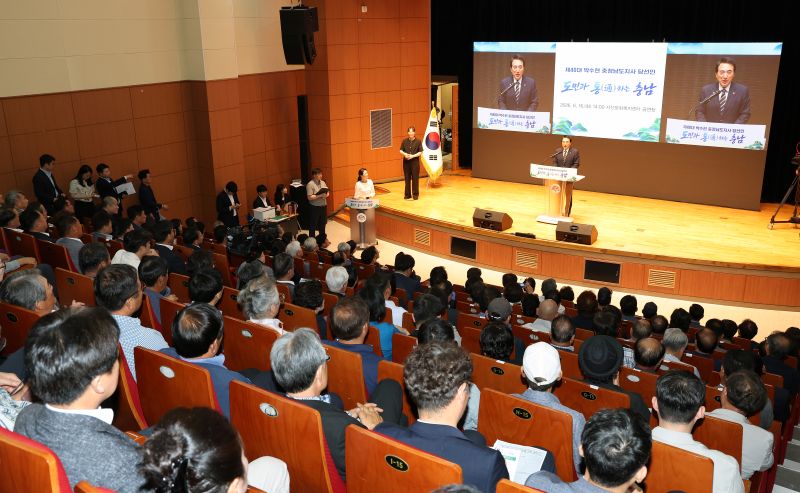 ▲ 박수현 충남도지사 당선인이 16일 서산문화복지센터 공연장에서 열린 첫 타운홀미팅에서 서산·태안 지역 도민들을 대상으로 민선 9기 도정 운영 방향을 설명하고 있다.ⓒ박수현 충남지사 당선인