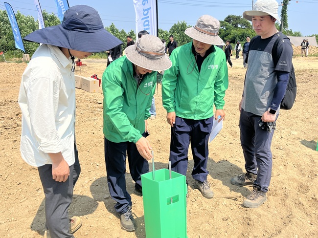 ▲ 이번 행사는 지난 4월 체결한 산림탄소상쇄를 위한 공동산림사업의 일환으로 경기도 산림환경연구소, 연암대학교, 한국전문임업인협회, 한국임업신문 등 관계자들이 참석해 신품종 오동나무를 식재했다. ⓒ북부지방산림청