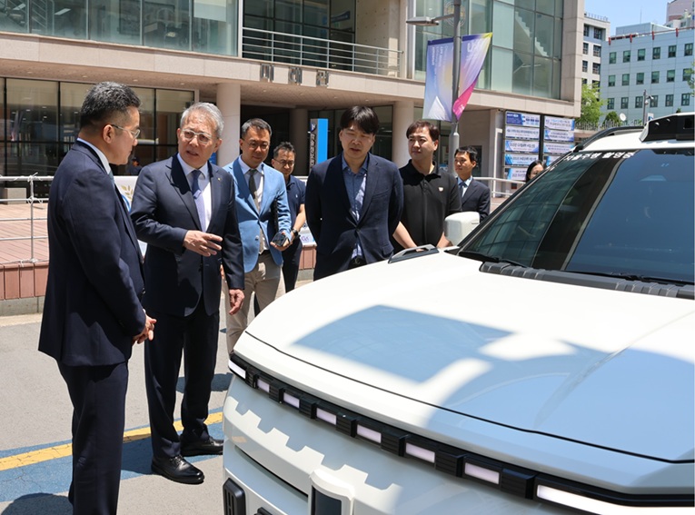▲ 한성대와 ㈜스마트라이드, ㈜에스더블유엠 관계자들이 자율주행 자동차 주요 기능에 대한 설명을 듣고 있다.ⓒ한성대