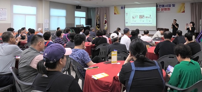 ▲ 서산시가 지난 16일 동부전통시장 상인회 복지회관에서 상인들을 대상으로 알리페이·위챗페이 등록 설명회를 하고 있다.ⓒ서산시