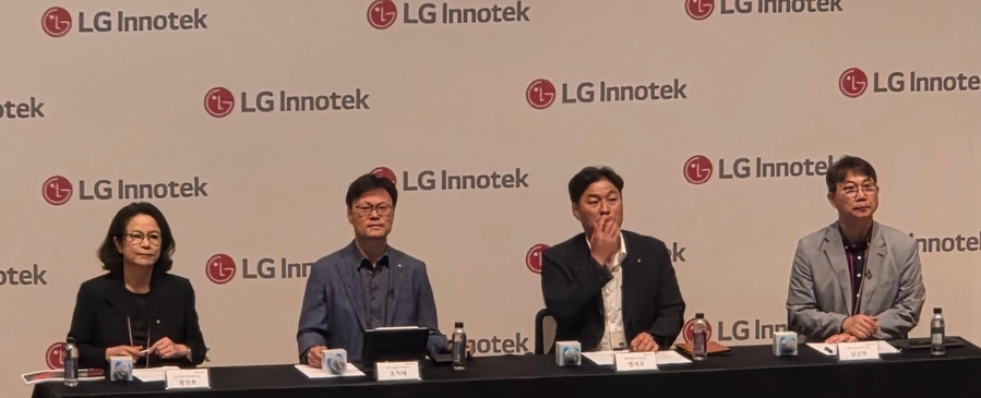 ▲ LG이노텍 패키지솔루션사업부 관계자들이 취재진의 질문에 답변하고 있다. (왼쪽부터 )황정호 패키지솔루션마케팅담당(상무), 조지태 패키지솔루션사업부장(전무), 명세호 패키지솔루션개발담당(상무), 남상혁 패키지솔루션연구소장(연구위원)ⓒ이나리 기자
