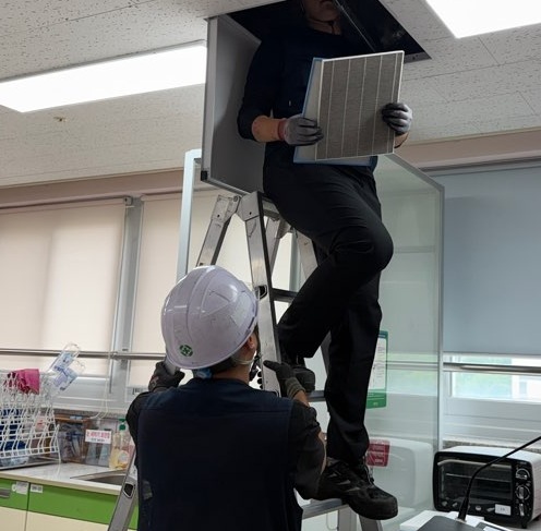 ▲ 아름중 천정형 공기순환기 필터 교체 모습.ⓒ세종교육청