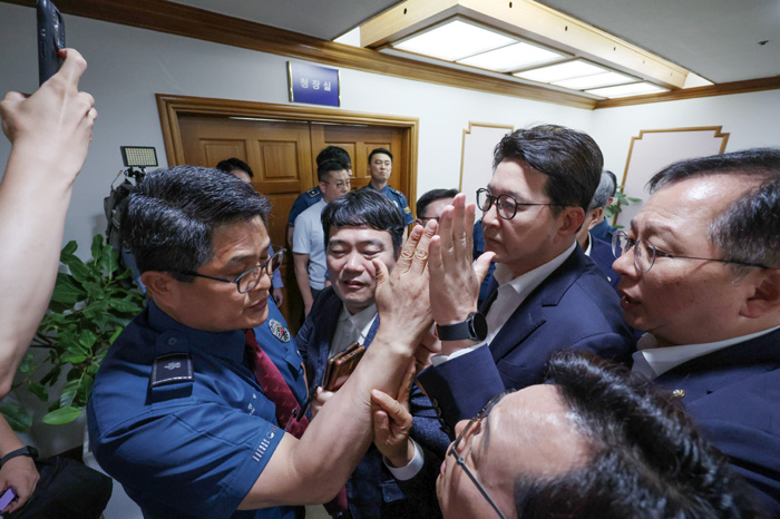 ▲ 국민의힘 신동욱 의원을 비롯한 의원들이 지난 16일 서울 종로구 서울경찰청에서 6·3 지방선거 '투표지 부족 사태' 항의 시위 관련 발언에 대해 사과를 요구하며 박정보 서울경찰청장과 면담을 요구하던 중 항의하는 모습. ⓒ뉴시스