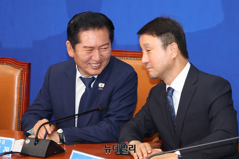 ▲ 정청래 더불어민주당 대표와 한병도 원내대표가 17일 국회에서 열린 최고위원회의에서 대화를 나누고 있다. ⓒ이종현 기자