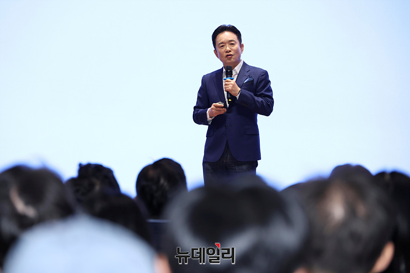 ▲ 남경필 젬백스 회장이 17일 여의도 한국거래소에서 열린 젬백스 회장 취임식에서 발언하고 있다. ⓒ서성진 기자