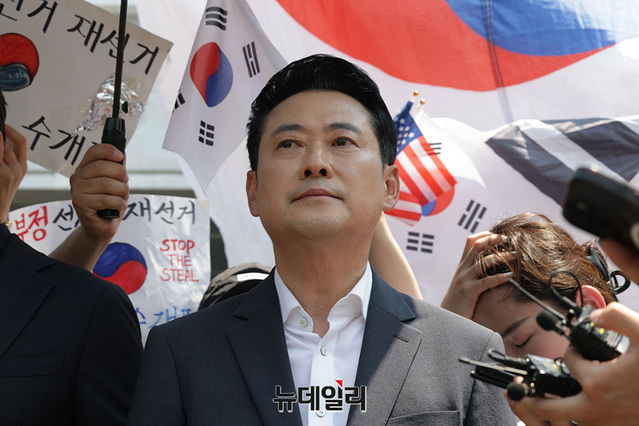 ▲ 장동혁 국민의힘 대표가 지난 16일 6·3 지방선거 투표지 부족 사태에 반발한 시민들이 시위를 이어가고 있는 서울 올림픽공원 핸드볼경기장을 찾아 자리하는 모습. ⓒ서성진 기자