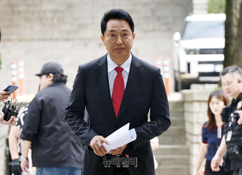 ▲ 오세훈 서울시장이 17일 서울 서초구 서울중앙지방법원에서 열린 여론조사 대납 의혹 관련 결심공판에 출석하기 전 취재진에게 입장을 밝히고 있다. ⓒ정상윤 기자