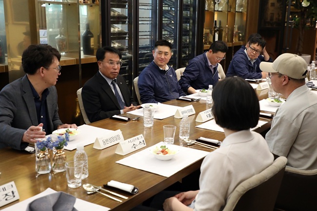 ▲ 남한규 강원랜드 대표 직무대행이 지난 15일 M650관련 계약업체 관계자들과 간담회를 가졌다. ⓒ강원랜드