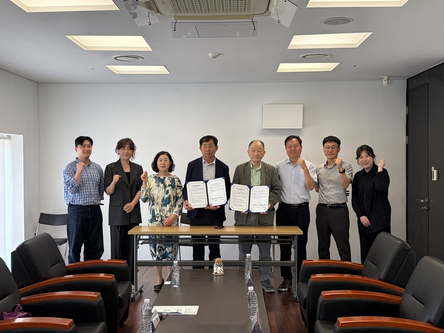 ▲ 광주광역시북구시설관리공단은 지난 16일 광주비엔날레재단 사무동 3층 접견실에서 광주비엔날레재단과 업무협약(MOU) 체결 후 관계자들과 함께 기념촬영을 하고있다.ⓒ광주광역시북구시설관리공단 제공
