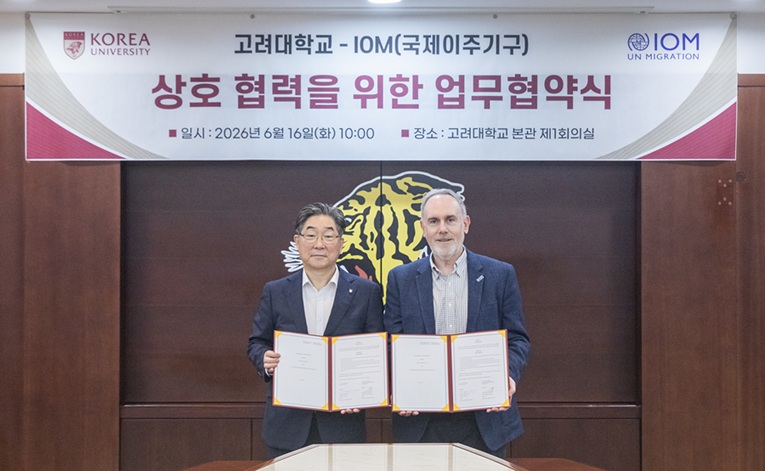 ▲ 고려대 김동원 총장(왼쪽)과 IOM 스티븐 해밀턴 대표가 협약 체결 후 기념사진을 찍고 있다.ⓒ고려대