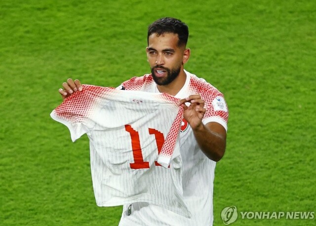 ▲ 데뷔골을 넣은 올완은 세리머니로 유니폼 한 장을 들어 올렸다. ⓒ연합뉴스