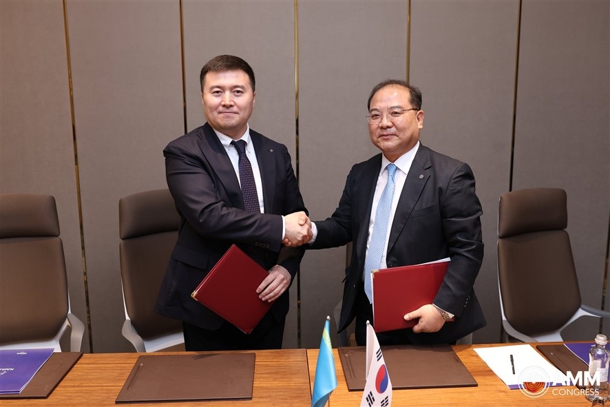 ▲ NCTF Director General Al-Farabi Ydyryshev(왼쪽)와 한양대학교 김연규 국제대학원장 및 국제대학장이 협약 체결 후 기념사진을 찍고 있다.ⓒ한양대