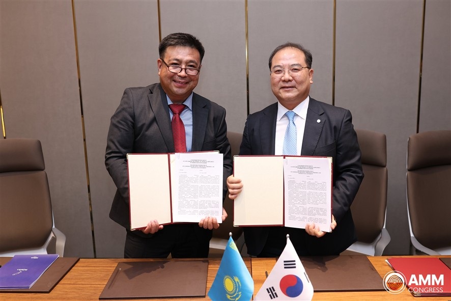 ▲ Zhezkazganredmet 대표 Nariman Abylkanov(왼쪽)과 한양대학교 김연규 국제대학원장 및 국제대학장이 MOU 체결 후 기념사진을 촬영하고 있다.ⓒ한양대