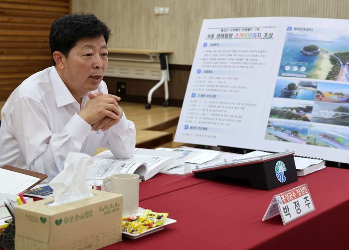 ▲ 박정주 홍성군수 당선인이 부서별 주요 업무보고를 주재하며 민선 9기 군정 운영 방향과 핵심 정책을 점검하고 있다.ⓒ홍성군